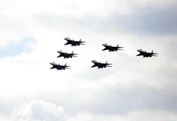 Виступ серпокрильці пілотажних команди на багатоцільовий високо маневрений винищувачів міг-29 над аеродромом Myachkovo — стокове фото