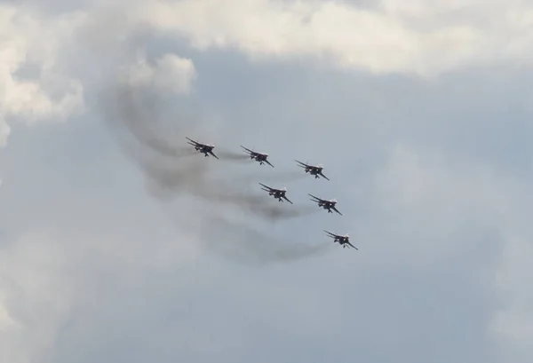 Leistung des Kunstflugteams der Mauersegler auf vielseitig wendigen Mig-29-Kampfflugzeugen über dem Flugplatz von Mjatschkowo — Stockfoto