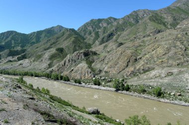 Altay Cumhuriyeti Inya köyü yakınındaki dağ nehir Katun