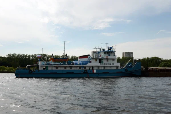 The river tug-pusher "Dunaisky 57" at the Khimki Reservoir in Moscow — Stock Photo, Image