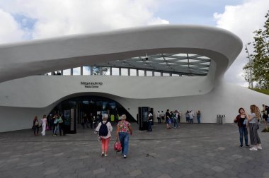 Moskova, Rusya 8 Temmuz 2018: insanlar medya merkezi doğal peyzaj Park 