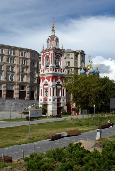 Колокольня церкви Святого Георгия Победоносца на Псковской горе из парка "Зарядье" в Москве — стоковое фото