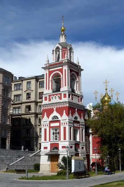 Il campanile della chiesa di San Giorgio il Vittorioso sul monte Pskov dal parco 'Zaryadye' a Mosca — Foto Stock