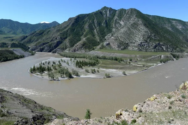 Lugar da confluência dos rios Katun e Chuya em montanhas de Altai. Sibéria, Rússia — Fotografia de Stock