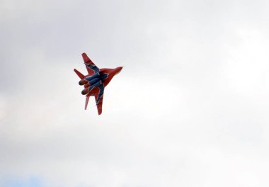 Çok amaçlı yüksek manevra Mig-29 savaş Myachkovo Havaalanı üzerinden Strizhi akrobasi ekibinden