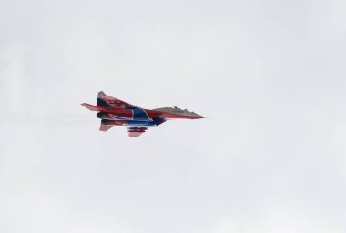  Çok amaçlı yüksek manevra Mig-29 savaş Myachkovo Havaalanı üzerinden Strizhi akrobasi ekibinden