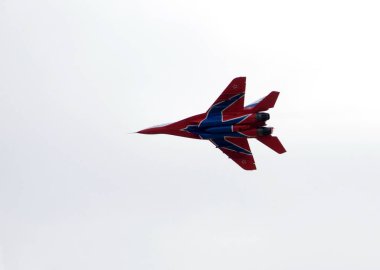 Çok amaçlı yüksek manevra Mig-29 savaş Myachkovo Havaalanı üzerinden Strizhi akrobasi ekibinden