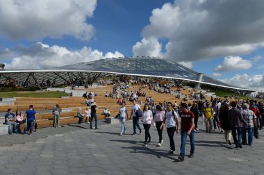Moskova, Rusya 8 Temmuz 2018: İnsanlar doğa-manzara parkta 