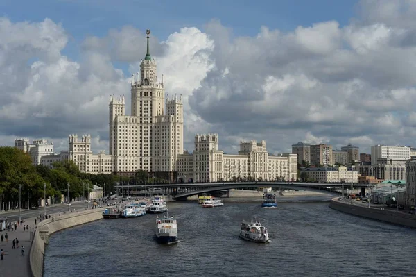 A Moszkva-folyóra és a toronyház, Kotelnicheskaya töltésén Moszkva — Stock Fotó