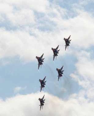   Çok amaçlı yüksek manevra Mig-29 savaşçıları Myachkovo Havaalanı üzerinden ebabiller akrobasi takımda performansını