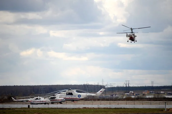 Hubschrauber des russischen Ministeriums für Notfallsituationen auf dem Flugplatz Mjatschkowo — Stockfoto