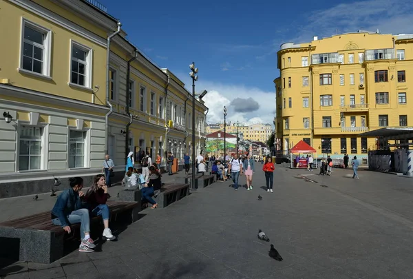 Пешеходная зона в Климентовском переулке в Москве — стоковое фото