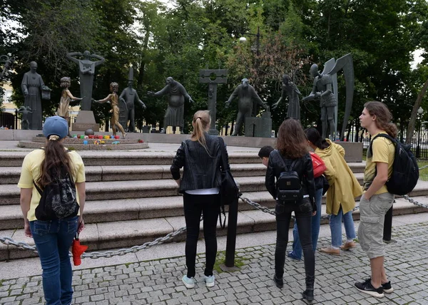 Spectators at the sculptural composition of Mikhail Shemyakin "Children - victims of adult vices" in Moscow — Stock Photo, Image