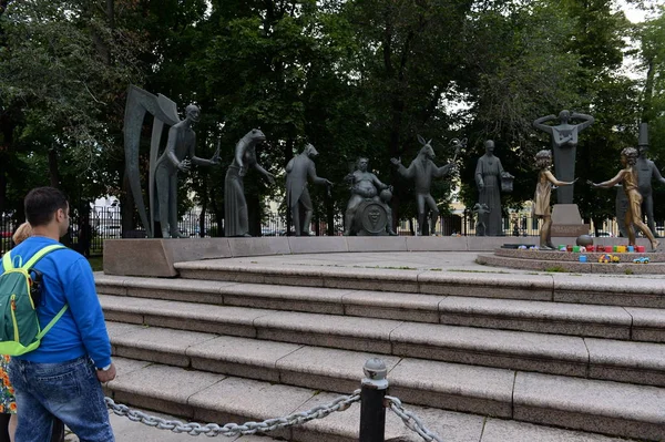 Spectateurs à la composition sculpturale de Mikhaïl Shemyakine "Enfants victimes de vices adultes" à Moscou — Photo