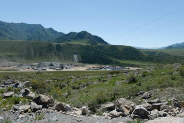  Sanayi sitesi yol inşaatçılar Chui-Katun Vadisi alanında. Altay Cumhuriyeti