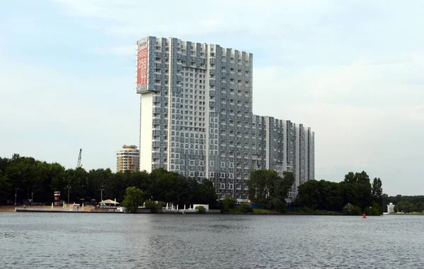 ヒムキ市の近代的な高層ビル — ストック写真