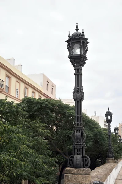 Luzes na orla da antiga cidade marítima de Cádiz — Fotografia de Stock