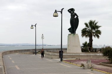 Cadiz, İspanya - 4 Temmuz 2011: Anıt bir denizci Cadiz antik liman kıyısında bekleyen bir kadın için.