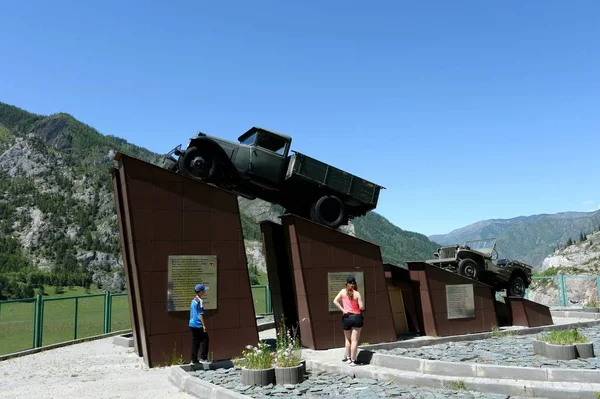 Monument to the drivers of the Chuysky tract. Mountain Altai, Siberia, Russia — Stock Photo, Image