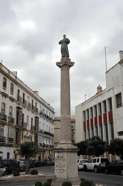 Monument op het plein van de oude zee stad Cadiz. — Stockfoto