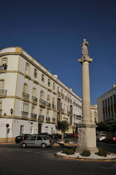 Denkmal auf dem Platz der antiken Seestadt Cadiz. — Stockfoto