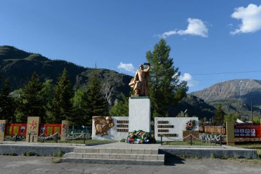  Aktash.Siberia köy içinde Büyük Vatanseverlik Savaşı askerleri için anıt. Rusya