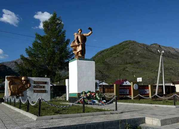 Monumento a los soldados de la Gran Guerra Patria en el pueblo de Aktash. Siberia. Rusia — Foto de Stock