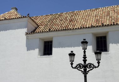 Cadiz, İspanya - 4 Temmuz, 2011:Fragment bir binanın eski deniz şehir-kale Cadiz, kiremitli bir çatı ile.