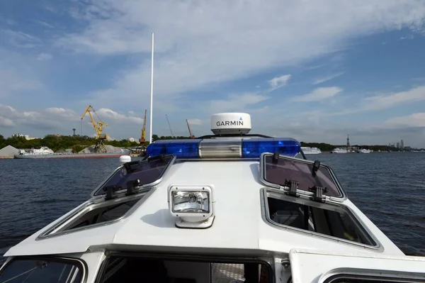 Een vervoer politie boot op het Khimki Reservoir in Moskou. — Stockfoto