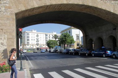 Cadiz, İspanya - 5 Temmuz 2011: yaya geçidi Cadiz eski deniz şehir kale duvarları.