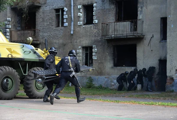 Soldados de las Fuerzas Especiales de la Guardia Nacional realizan una operación para neutralizar terroristas en el edificio — Foto de Stock