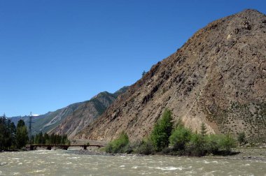  Köprüde dağ nehir Chuya, Altay Cumhuriyeti, Sibirya, Rusya