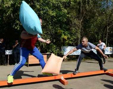  Erkekler yastıklar spor ise bir festivalde yendi.