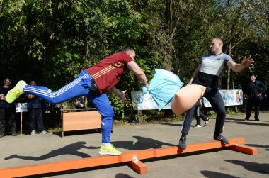  Erkekler yastıklar spor ise bir festivalde yendi.