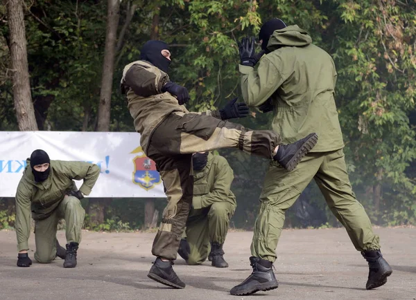 Combatientes de la Guardia Nacional El Destacamento de Fuerzas Especiales practica técnicas de combate cuerpo a cuerpo —  Fotos de Stock