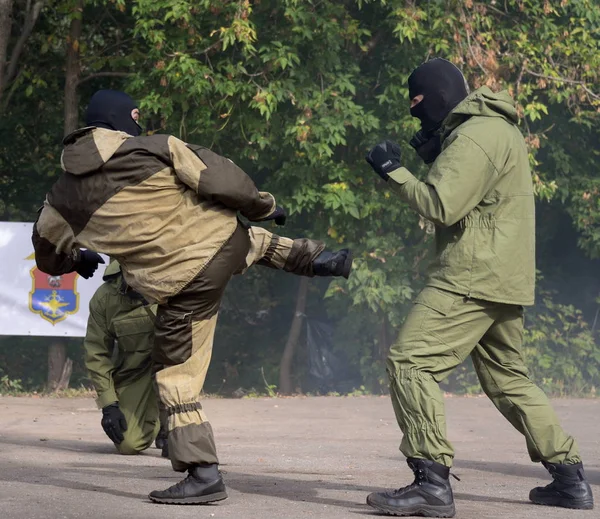 Combatientes de la Guardia Nacional El Destacamento de Fuerzas Especiales practica técnicas de combate cuerpo a cuerpo — Foto de Stock