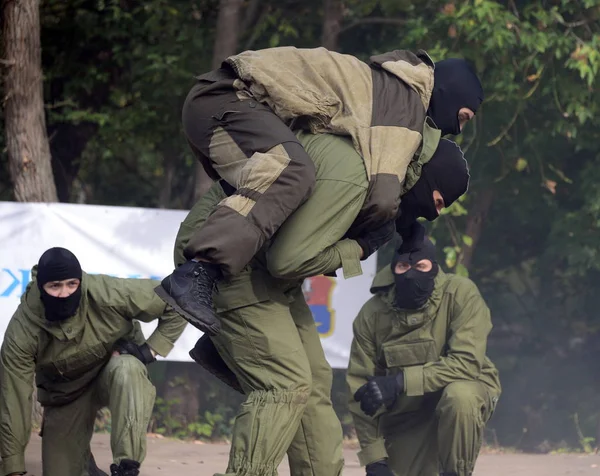 Combatientes de la Guardia Nacional El Destacamento de Fuerzas Especiales practica técnicas de combate cuerpo a cuerpo —  Fotos de Stock