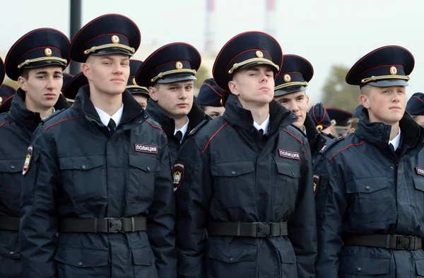 Cadetes de la policía de la Universidad de Derecho de Moscú del Ministerio del Interior de Rusia en el edificio ceremonial — Foto de Stock