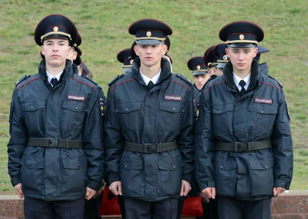 Cadetes da polícia da Universidade de Direito de Moscou do Ministério de Assuntos Internos da Rússia sobre o edifício cerimonial — Fotografia de Stock