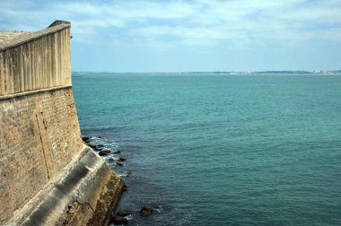 Cadiz, İspanya - 4 Temmuz 2011: Antik antik deniz Cadiz şehir duvarlarının
