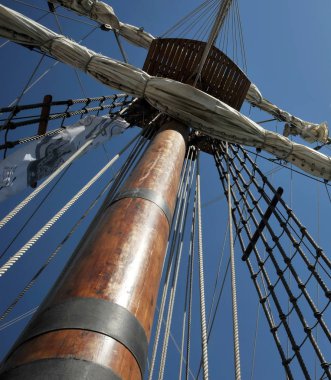 Cadiz, İspanya - 8 Temmuz 2011: Gemi direği üzerinde İspanyol kalyon