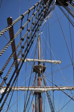 Cadiz, İspanya - 8 Temmuz 2011: Gemi direği üzerinde İspanyol kalyon