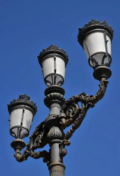 Lykta på gatan av den antika maritima staden Cádiz — Stockfoto