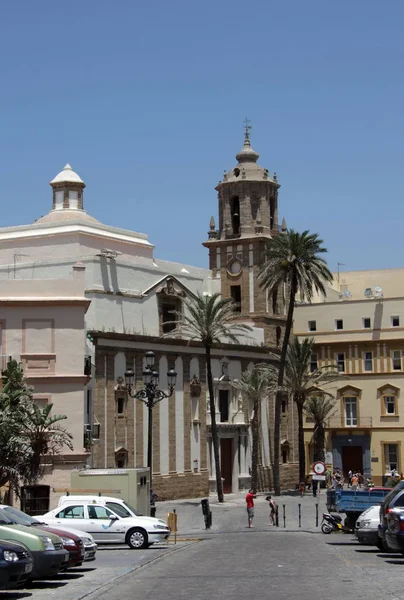 La plaza se encuentra en el centro de la antigua ciudad marítima de Cádiz . — Foto de Stock