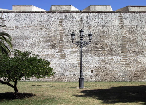 Cadiz Espagne Juillet 2011 Réverbère Sur Fond Mur Forteresse Ancienne — Photo