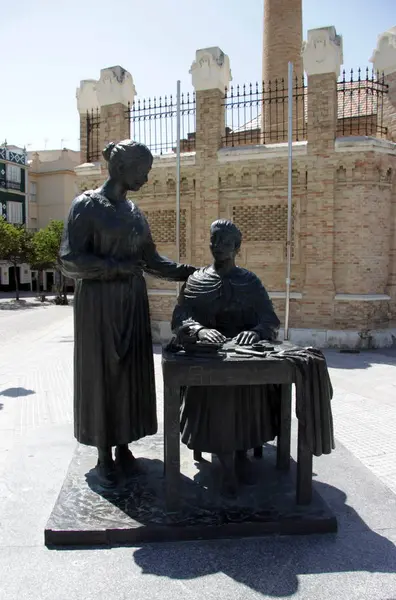 Sculpture dans la rue de la vieille ville maritime de Cadix — Photo