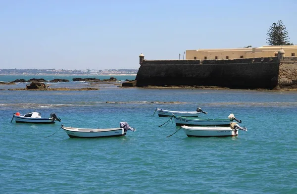 Cadiz España Julio 2011 Barcos Cerca Las Murallas Antigua Ciudad —  Fotos de Stock