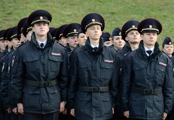 Kadetten der Polizei der Moskauer juristischen Universität des Ministeriums für Innere Angelegenheiten Russlands auf dem zeremoniellen Gebäude — Stockfoto