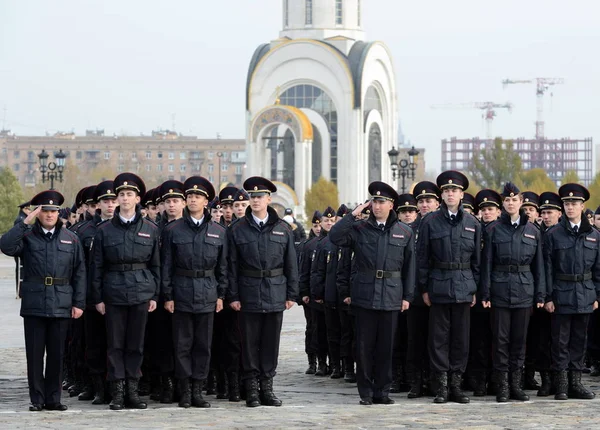 Öğrenciler Moskova Üniversitesi Hukuk Bakanlığı iç işleri, Rusya tören binasında polis — Stok fotoğraf