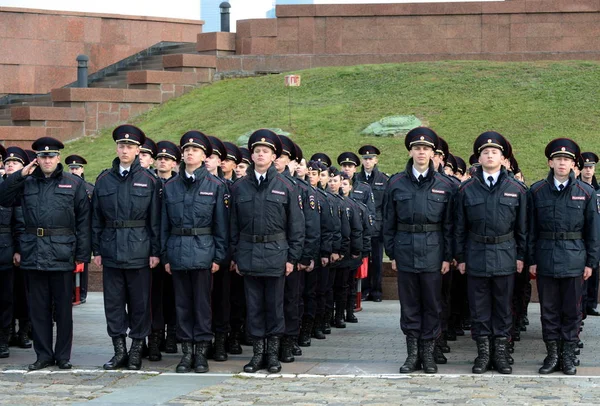 Cadetti della polizia dell'Università di Legge di Mosca del Ministero degli Affari Interni della Russia sull'edificio cerimoniale — Foto Stock